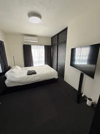 50インチ4Kテレビ、ダブルベッド、収納ボックス