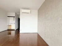 内装はグレーとマーブルで落ち着いたスタイル