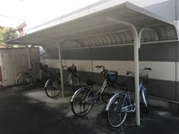 屋根付き駐輪場があります