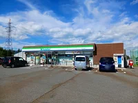 ファミリーマートまで320m