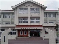 周布小学校まで1100m