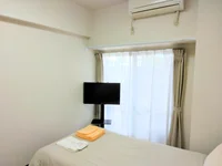 32型テレビ/ベランダに続く窓