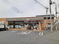 セブンイレブン守谷板戸井店まで910m
