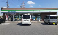 ファミリーマートまで700m