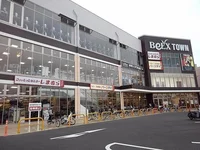 バースデイベルクスタウン草加八まで1300m