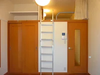 2F以上は絨毯です