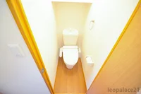 温水洗浄便座。実際のトイレは仕様が異なる場合がございます