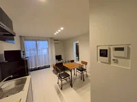 別号室の同型タイプの室内写真となります。家具の色、配置、デザインは若干ことなります。