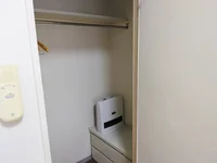 クローゼット（ハンガー2本ご用意しております）