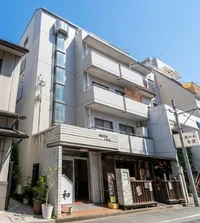 バルコニーからの光が差し込む、ゆとりある居住空間。家具の配置を工夫することで、数字以上の広さを実感できる設計です。仕事から戻った際、心からリラックスできる『自分だけの隠れ家』として、松山滞在の質をワンランク引き上げます。