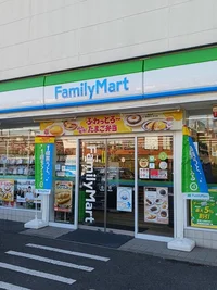 ファミリーマートまで437m