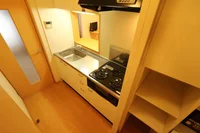 ３口ガスコンロ付きのシステムキッチンを完備！料理好きな方へおススメ