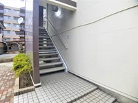 2Fへ上がる外階段
