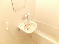白を基調とした清潔感溢れる浴室です。