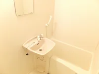 清潔感のある白を基調とした浴室です。