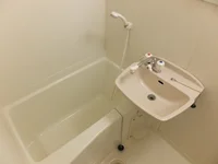 清潔感のある白を基調としたシンプルな浴室です。