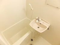 清潔感のある白を基調とした浴室です。