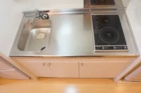 IH&ラジエントヒーターコンロ。収納もたっぷりあります。