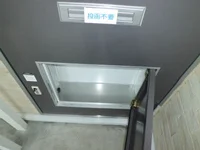 宅配ボックス付の玄関ドア。