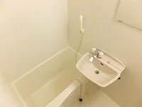 白を基調としたシンプルな浴室です。