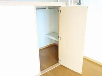 1階はフローリング。2階はカーペット敷き。