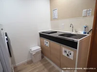 １口IHコンロ付キッチンと、収納スペースにはコップやお皿などをご用意しております。