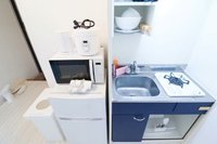 コンパクトながら使い勝手の良いシンクとコンロを搭載。冷蔵庫や電子レンジへのアクセスも良く、手軽に自炊を楽しめます。