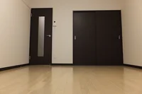 左が廊下へのドア。右はクローゼットです♪