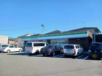 ファミリーマートまで939m