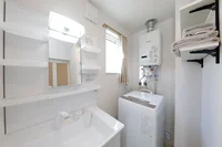 独立洗面台に洗濯機！新築ならではの充実した設備です。