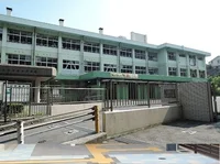 亀山中学校まで2300m