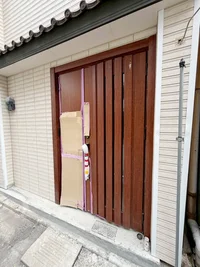 リフォーム中のため玄関養生中です。