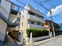 閑静な住宅がに佇むマンションです。