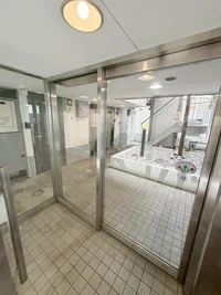 エントランスは、オートロック付きです。