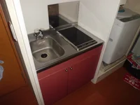 電気コンロ付ミニキッチンと洗濯機。