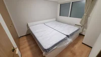 玄関側の洋室にも明り取りの窓があるので、解放感があります✨