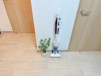 スティックタイプの掃除機です✨植物はフェイクグリーンなのでお手入れ不要です！