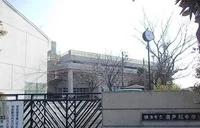 南戸塚中学校まで437m