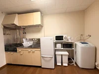 キッチン・洗濯機付き。自炊も洗濯もお部屋で完結し、快適にお過ごしいただけます。