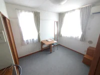 1階床は絨毯仕様。角部屋のみサッシ2つ。