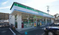 ファミリーマートまで220m