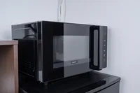 お部屋でのお食事に便利な電子レンジを完備しています。