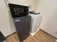 自炊派にも嬉しいキッチンスペース🍳 冷蔵庫や電子レンジなどの家電もあらかじめセットされています。