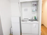 簡単な調理器具・食器類ございますので自炊できます