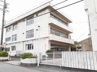 亀山市立関小学校まで1100m