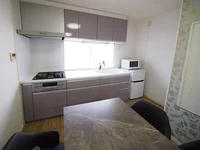 新宿・新大久保エリアの一棟貸切戸建マンスリー。33.51㎡のゆとりある1DKに新品家具・家電、Wi-Fiを完備。ホテルにはない快適さで、ビジネスにも観光にも最適な長期滞在をご提供します。