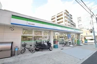 ファミリーマートまで220m