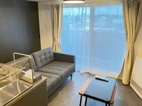 間仕切りを閉めれば寝室を独立した空間として使え、開ければ広々とした開放感のあるお部屋になります。