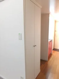 廊下のクローゼットの内側には姿見が付いています!