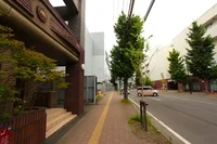 お隣りは1条館、道路向かいにショッピングモール　徒歩1分